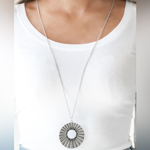 Jewelry - NWT Boutique Emerald & Silver Diamond Rhinestone Medallion Necklace Jewelry